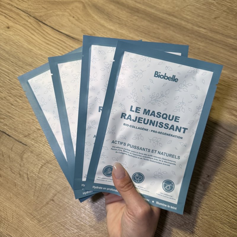 Sachets de masques visage Biobelle tenus en éventail