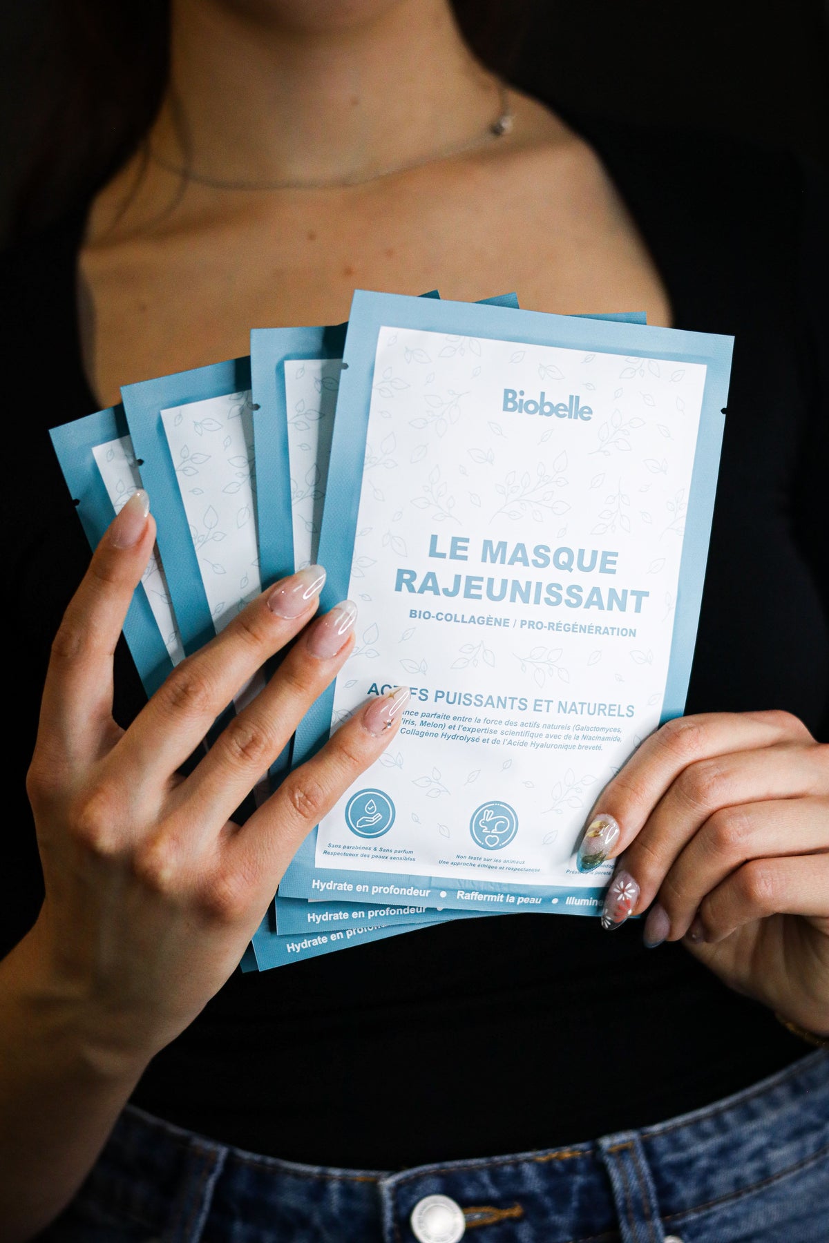 Sachets de masques visage Biobelle tenus en main