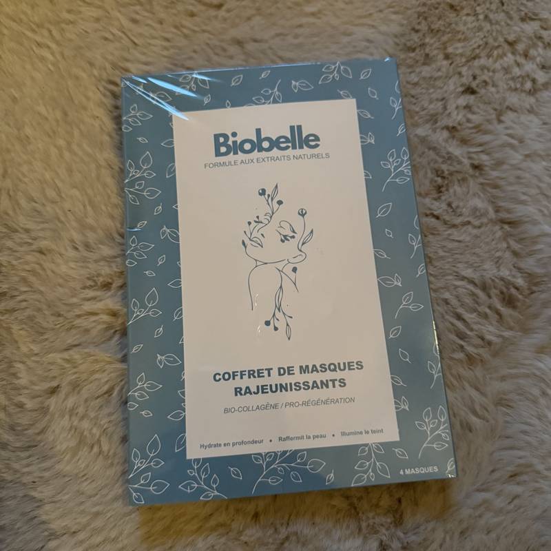 Coffret de masques visage Biobelle sur un tapis moelleux
