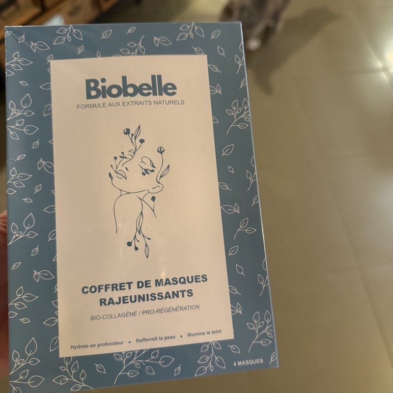 Coffret de masques visage Biobelle tenu en main