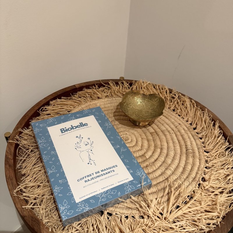 Coffret de masques visage Biobelle sur un plateau en fibres naturelles