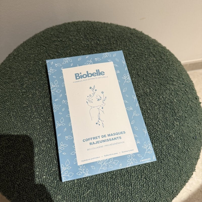 Coffret de masques visage Biobelle posé sur un tabouret vert
