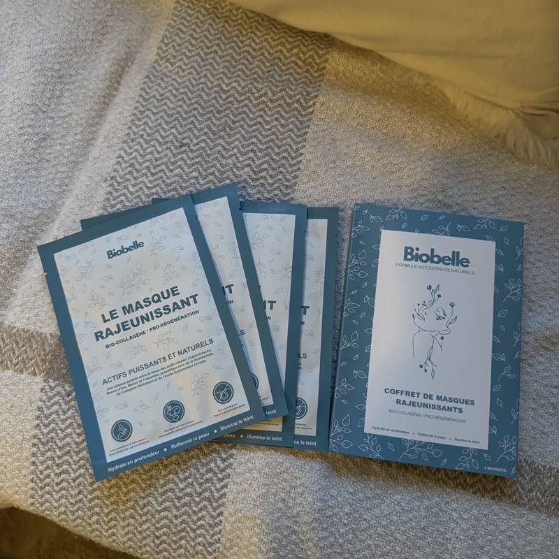 Coffret et sachets de masques visage Biobelle sur un plaid